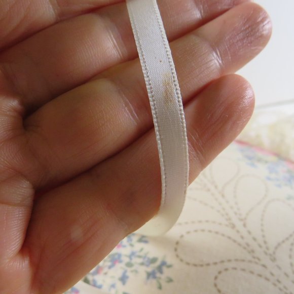 Square Pillow with heart design on top, vintage Victorian look - Picture 5 of 7